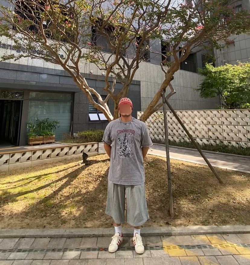 데일리룩('26. 9. 20.)오가프 노르딕패턴 자카드 울 니트 비니, 스탠다드에러 피그먼트 티셔츠, 무신사스탠다드 와이드 버뮤다 팬츠, 갓디스 삭스, 아디다스 슈퍼스타 82레드