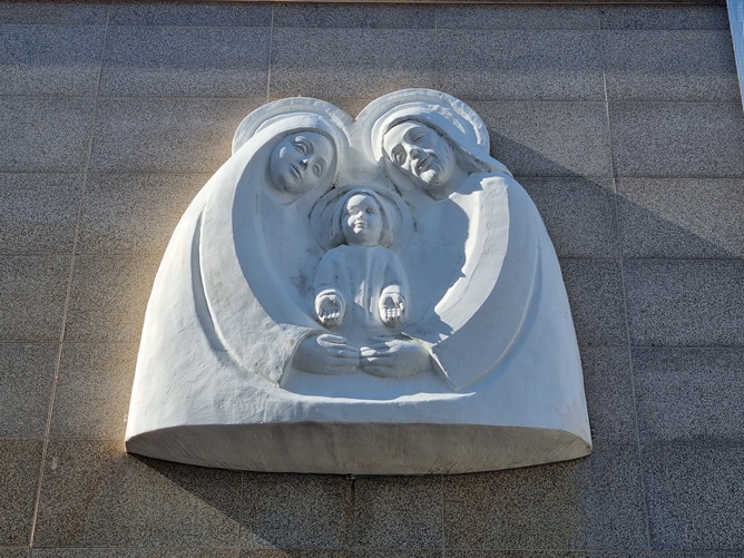 서울 인헌동성당에 있는 성가정 부조 작품입니다.