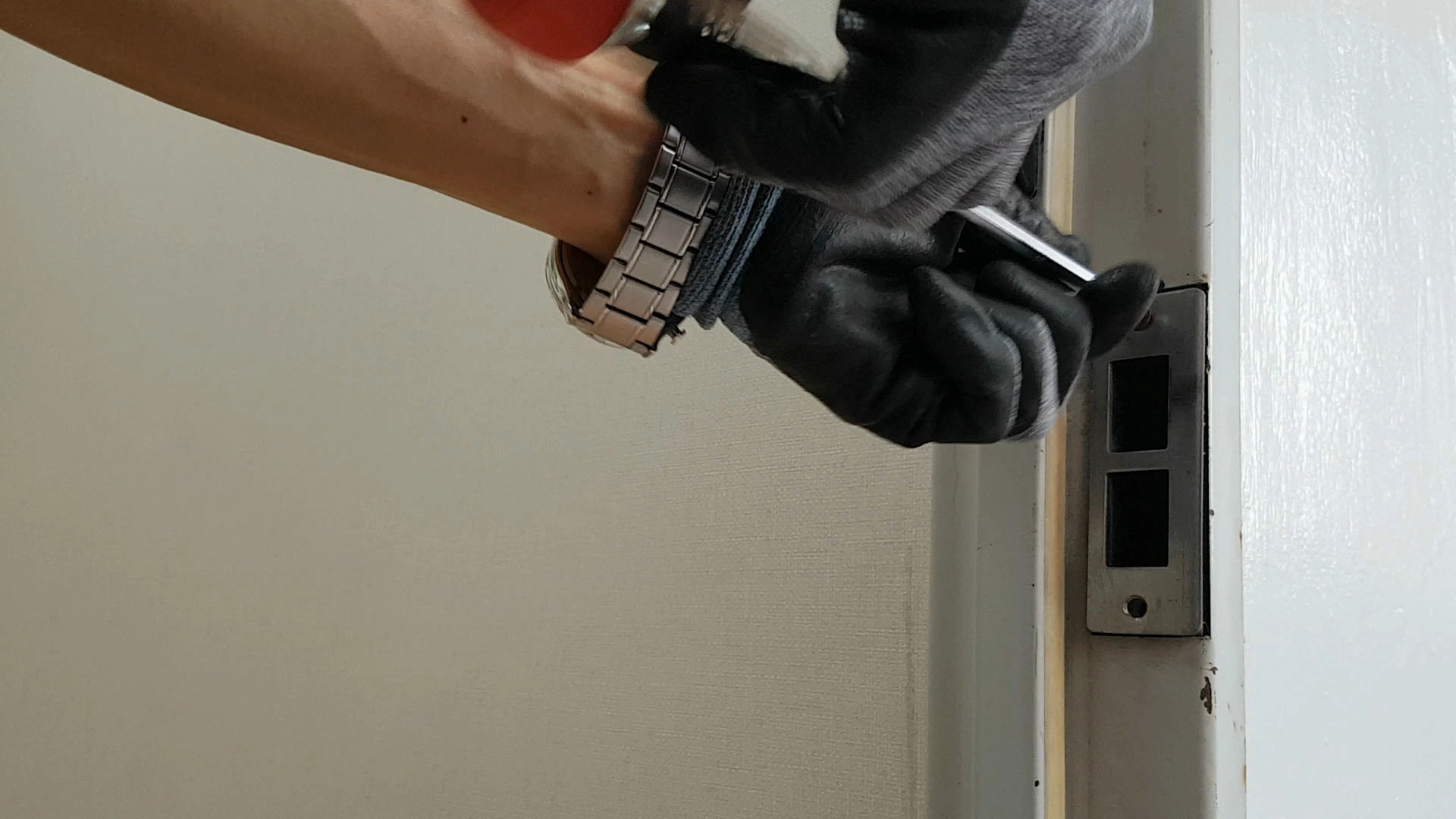 현관문 문틀 부품 떼는 모습