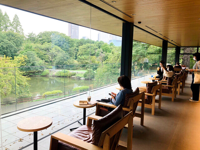 신주쿠교엔 스타벅스내부