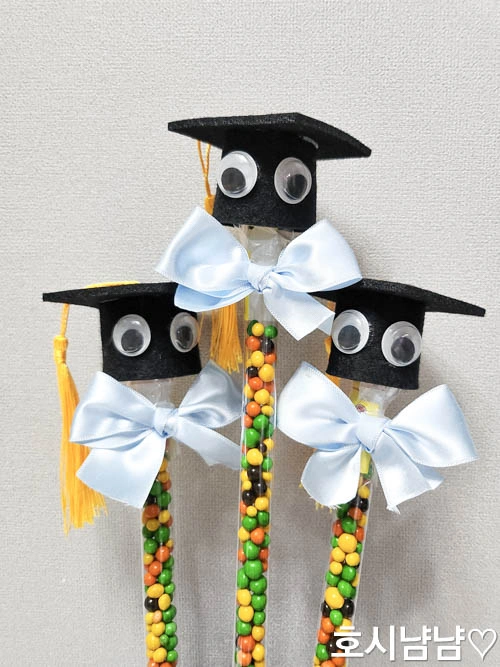 졸업 인형 얼굴 디테일 컷&amp;#44; 눈알과 학사모가 달린 가위바위보 인형