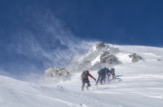 겨울산을 등반하는 모습의 사람들