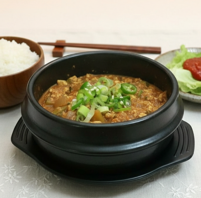 뚝배기에 담긴 두부강된장과 쌈 채소 정갈한 상차림 - 푸드 블로거 보라카이