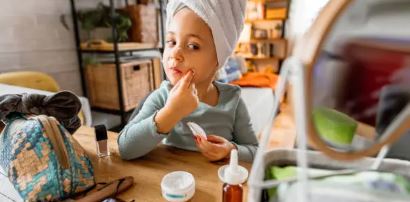 아이가 얼굴에 무엇인가 바르는 사진