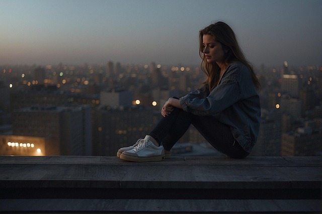 우울한 마음에 혼자 생각에 잠겨 있는 여성의 모습