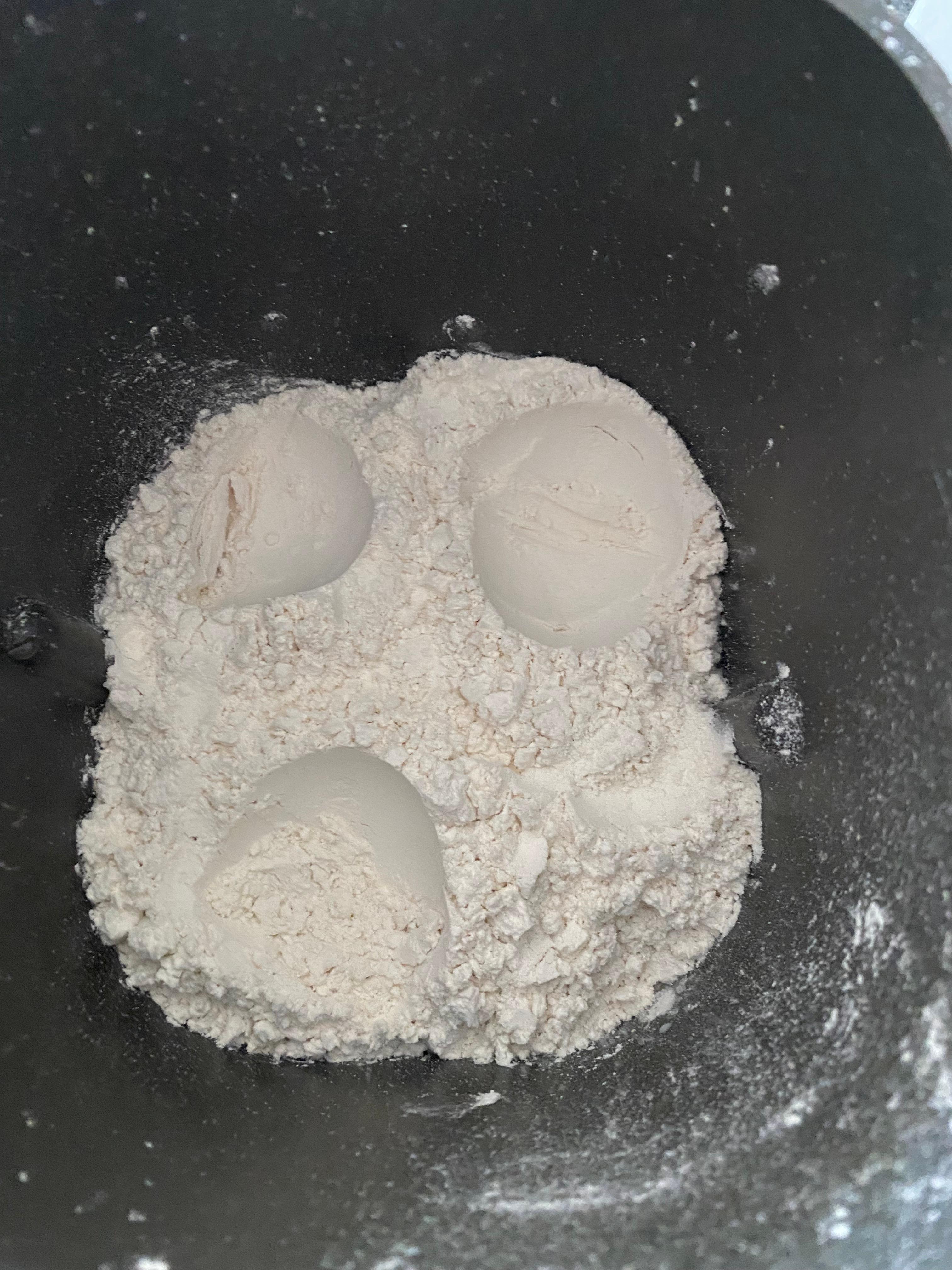 제빵통 밀가루에 머서리 부분 구멍 판 사진