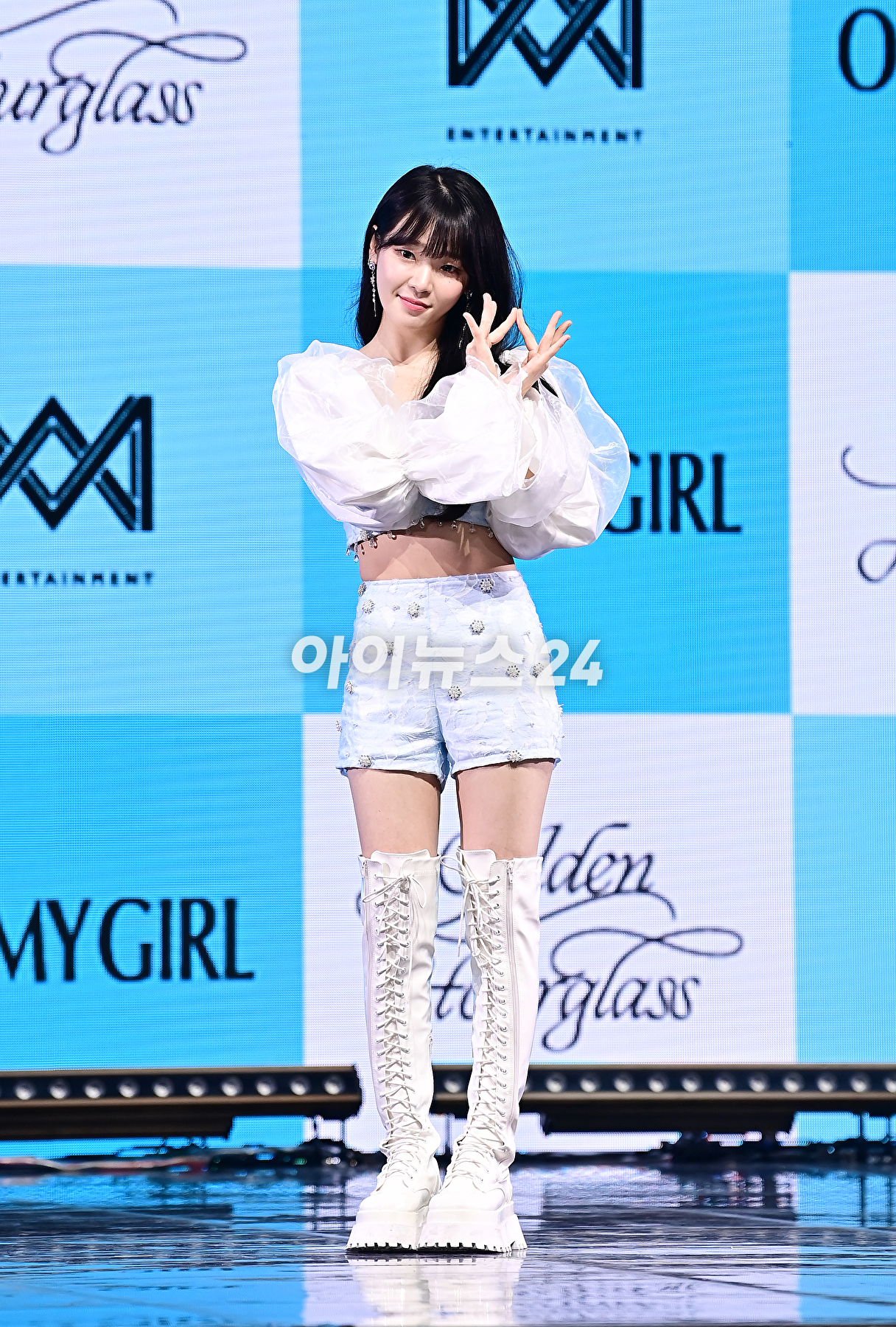 그룹 오마이걸이 24일 오후 서울 광진구 예스24라이브홀에서 진행된 아홉 번째 미니 앨범 &#39;골든 아워글래스&#39;(Golden Hourglass) 발매 기념 쇼케이스에서 무대를 선보이고 있다. [사진=곽영래 기자]