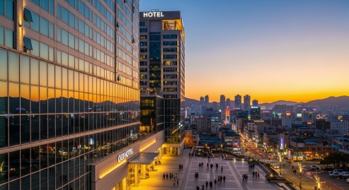 야경이 아름다운 부산 호텔 외관, 노을 시간, 환한 조명, 정방형