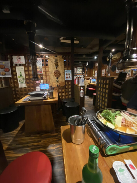 조금 어두운 조명의 고깃집 실내 사진
