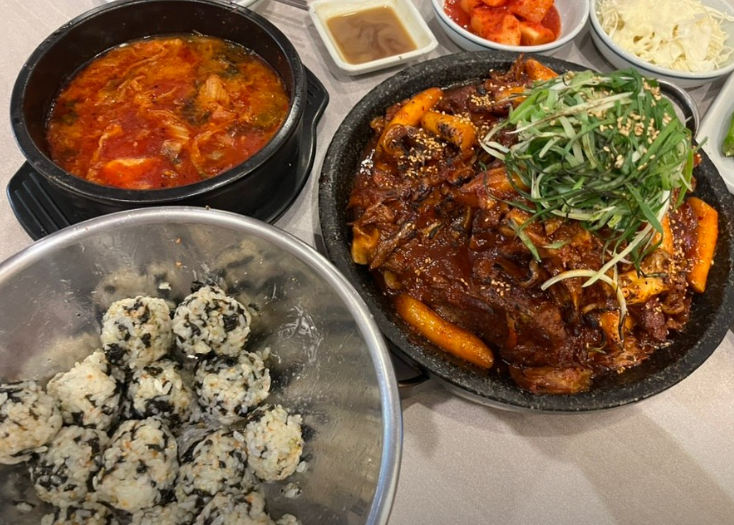매운뼈찜과 주먹밥