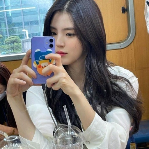 폰을 보는 한소희의 모습