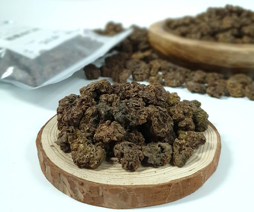 개다래나무의 열매 충영을 따서 잘 세척을 해서 바싹 말린 것을 나무 쟁반 위에 올려 놓은 사진