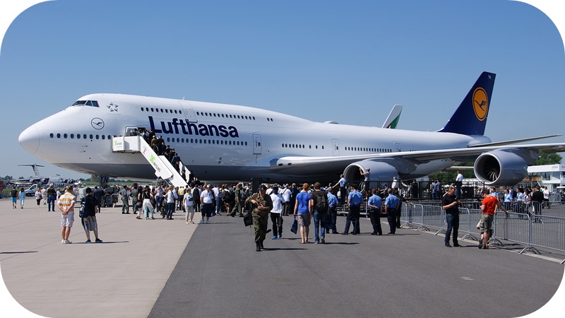 루프트한자-B747-8-신형-여객기-공항-구경-사람들