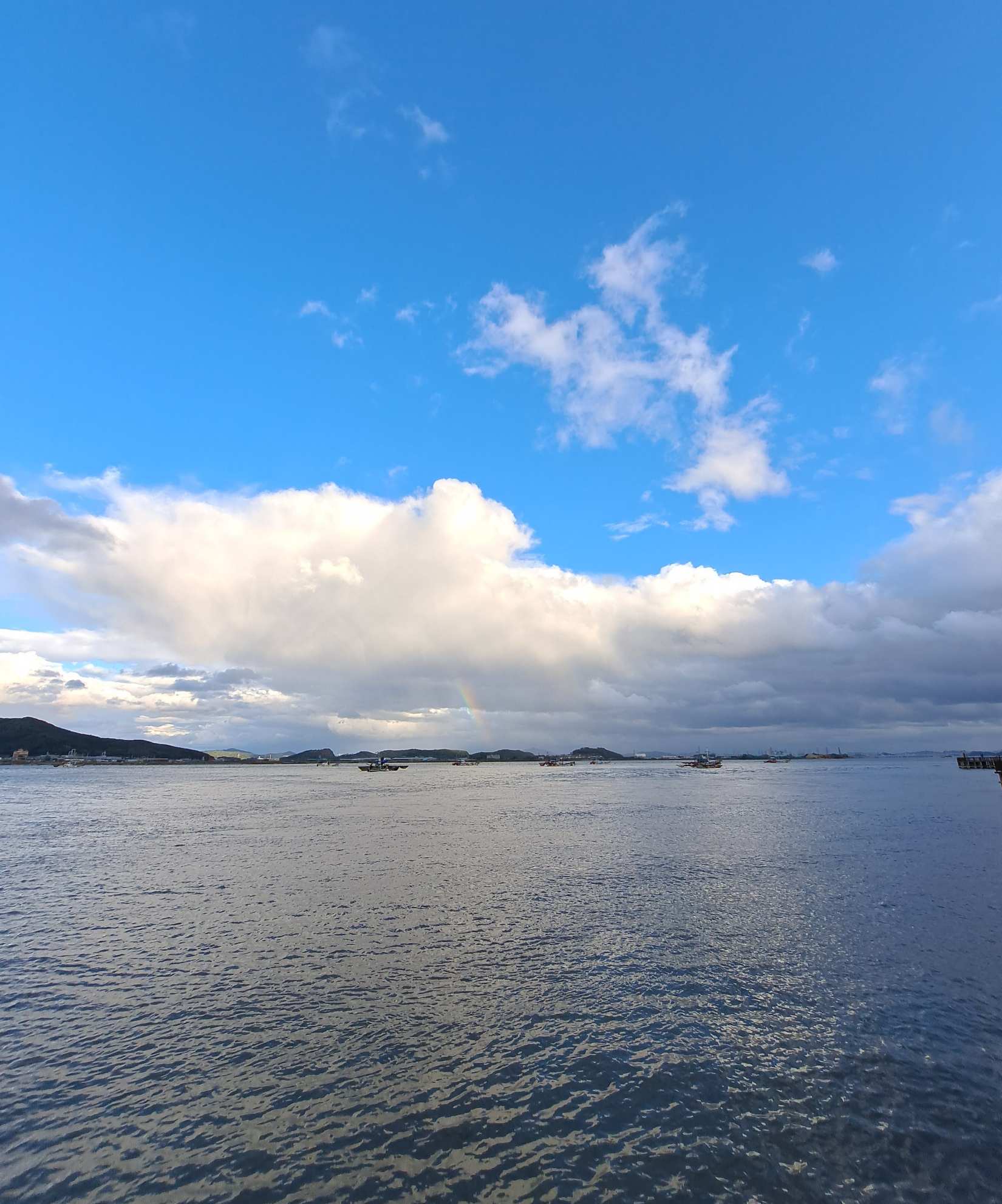 구름사이 여전히 무지개