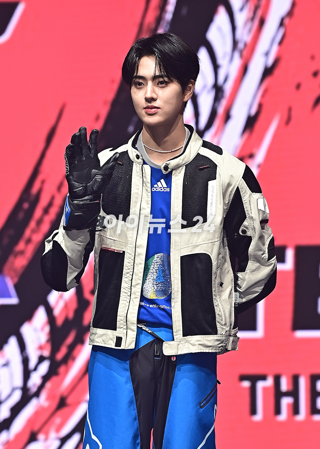그룹 템페스트(TEMPEST) 은찬이 20일 오후 서울 목동 로운아트홀에서 열린 첫 번째 싱글 앨범 &#39;폭풍 속으로&#39; 쇼케이스에서 포토타임을 갖고 있다. [사진=곽영래 기자]
