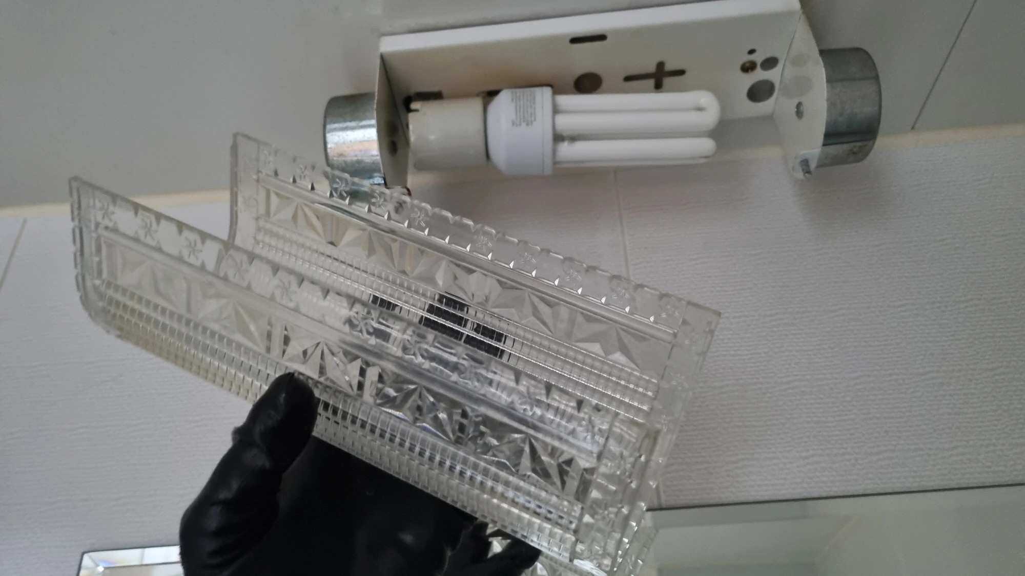 화장실 전등 커버 열린 모습