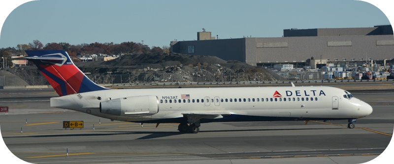 델타항공-보잉-B717-여객기-공항-대기중