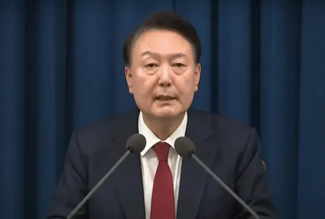 대통령, 국무총리, 국무위원, 행정각부의 장, 헌법재판소 재판관, 법관, 중앙선거관리위원회 위원, 감사원장, 감사위원 등은 그 직무집행에 있어서 헌법이나 법률을 위배한 경우, 국회는 탄핵의 소추를 의결할 수 있다.