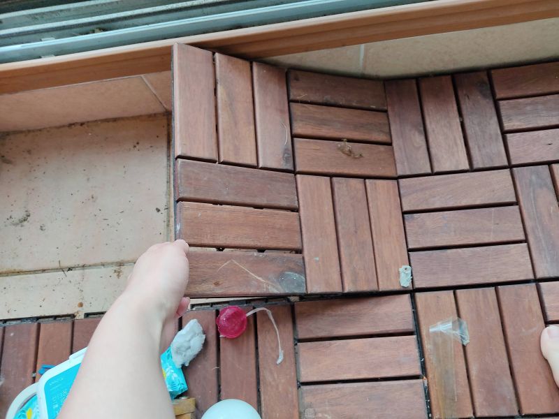 데크에 튀지 않게 창틀과 가까운 조립식 데크를 뜯어내는 장면