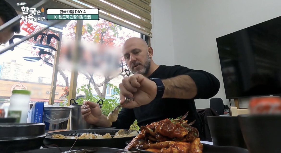 한국은처음이지-간장게장-먹는사진