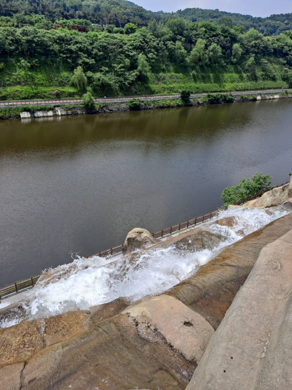 폭포아래로 흐르는 물