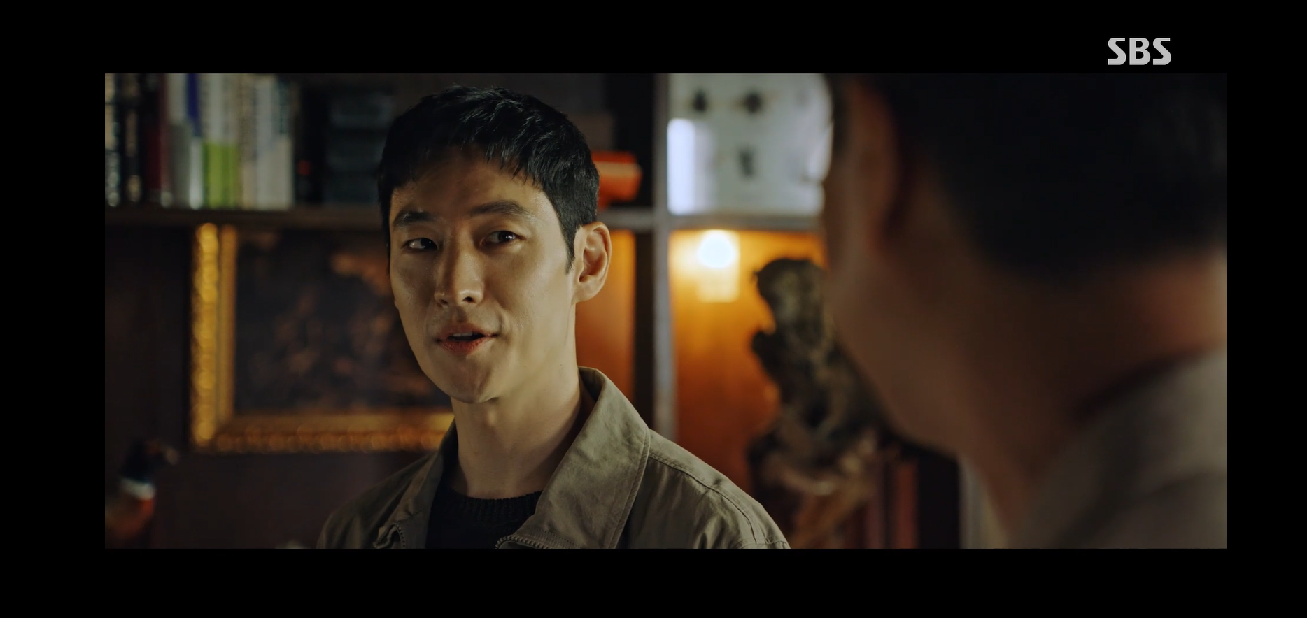 모범택시 시즌2 도기와 성철이 대화하고 있다.