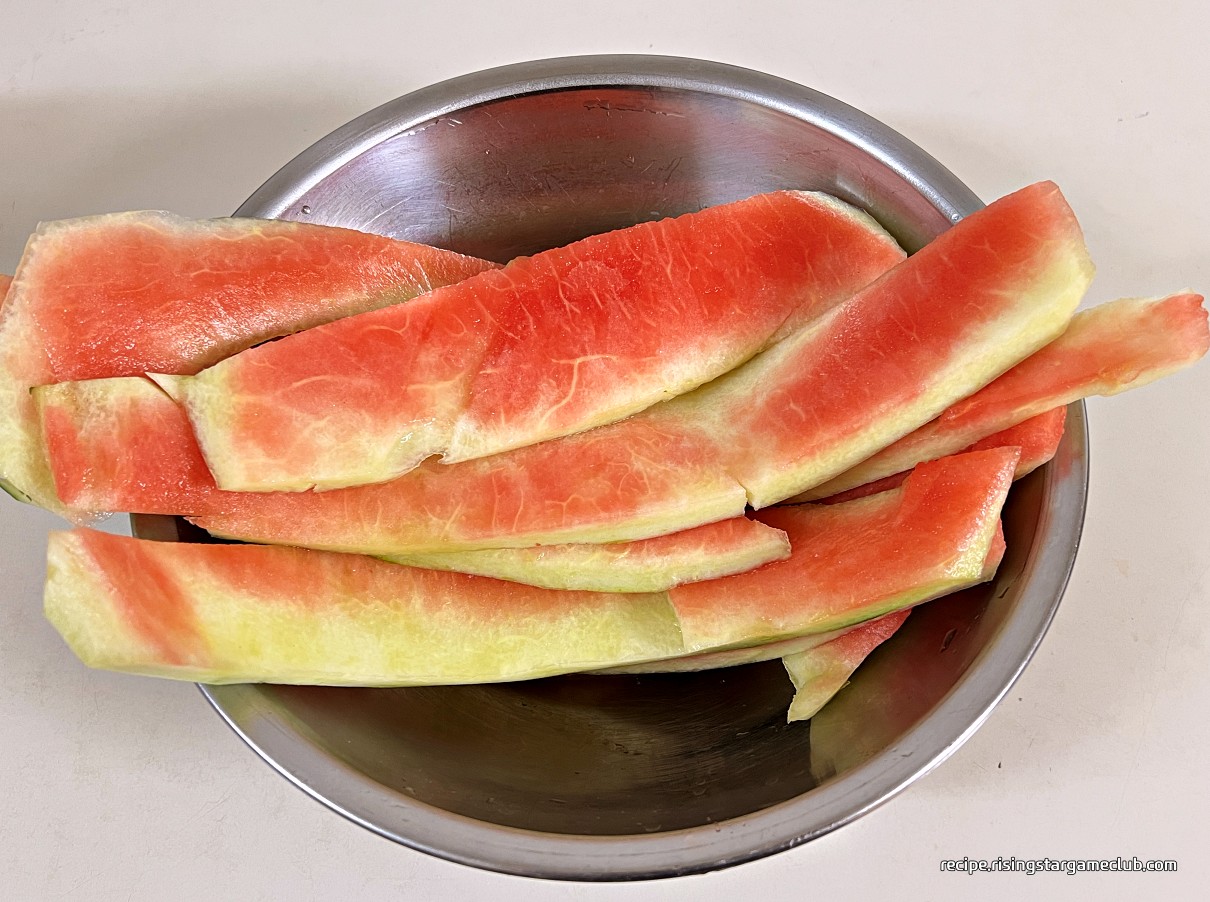 수박껍질(흰살) 무침에 들어갈 흰살 사진