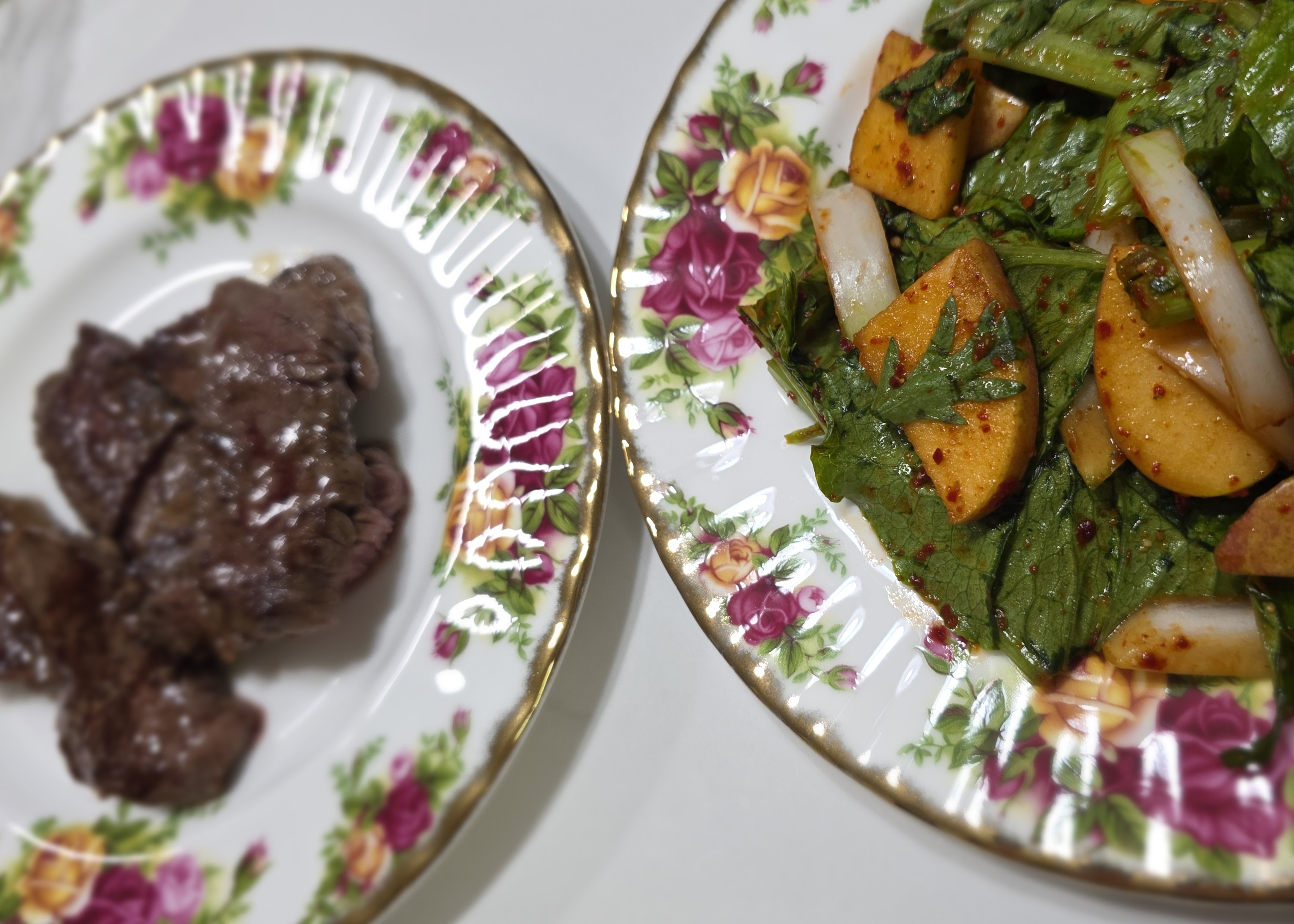 고기와-곁들였어요.