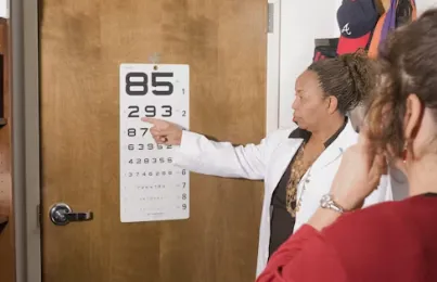 시력 검사하는 장면