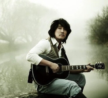 이승철-그런-사람-또-없습니다-가사-코드-악보-이승철이-강가에서-기타를-들고-있는-사진
