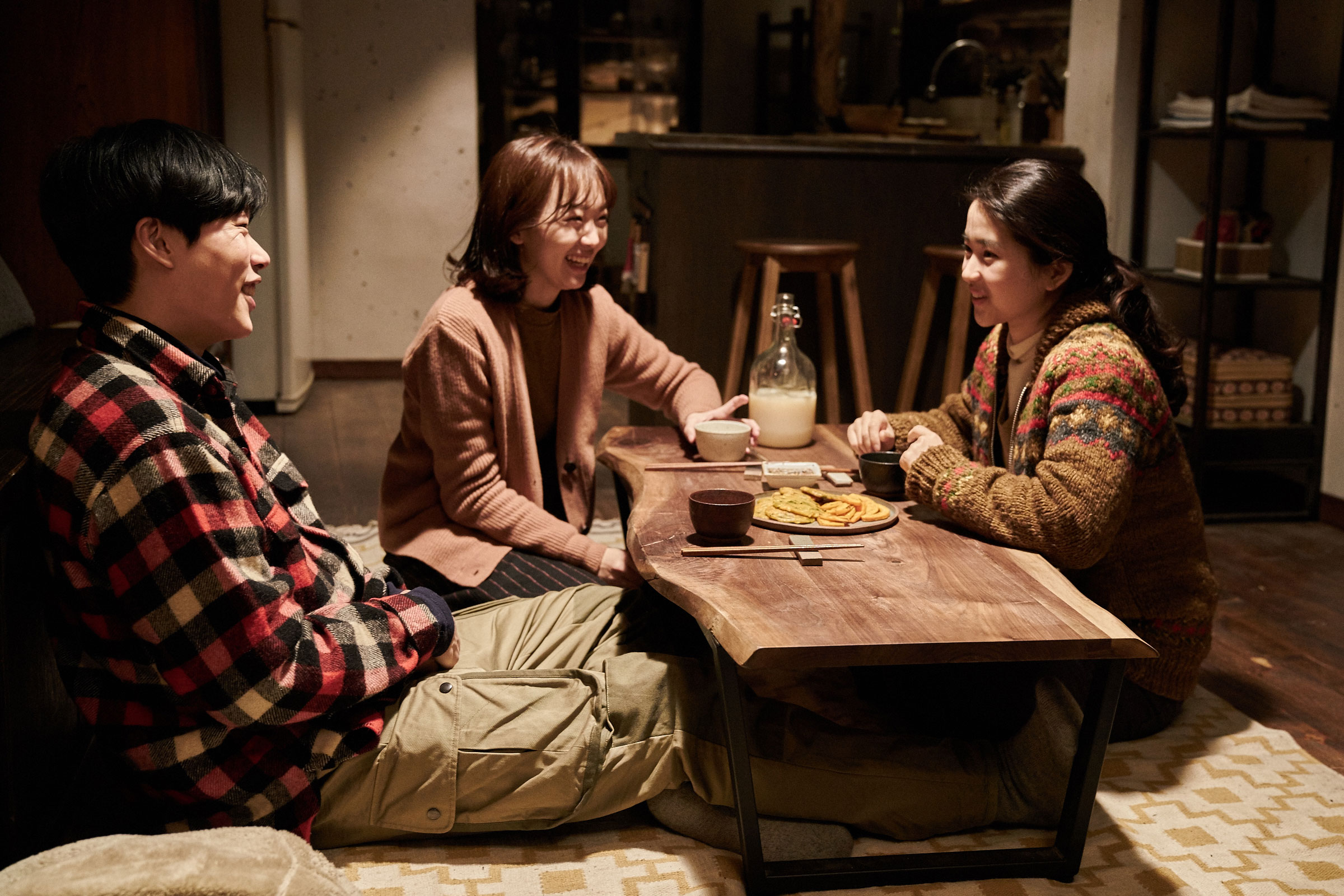 리틀 포레스트 영화장면-혜원,재하,은숙이 수다떠는 거실