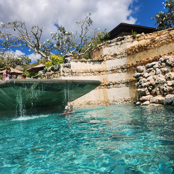 아이들이 놀고 있는 수영장 한쪽 벽면은 인공절벽