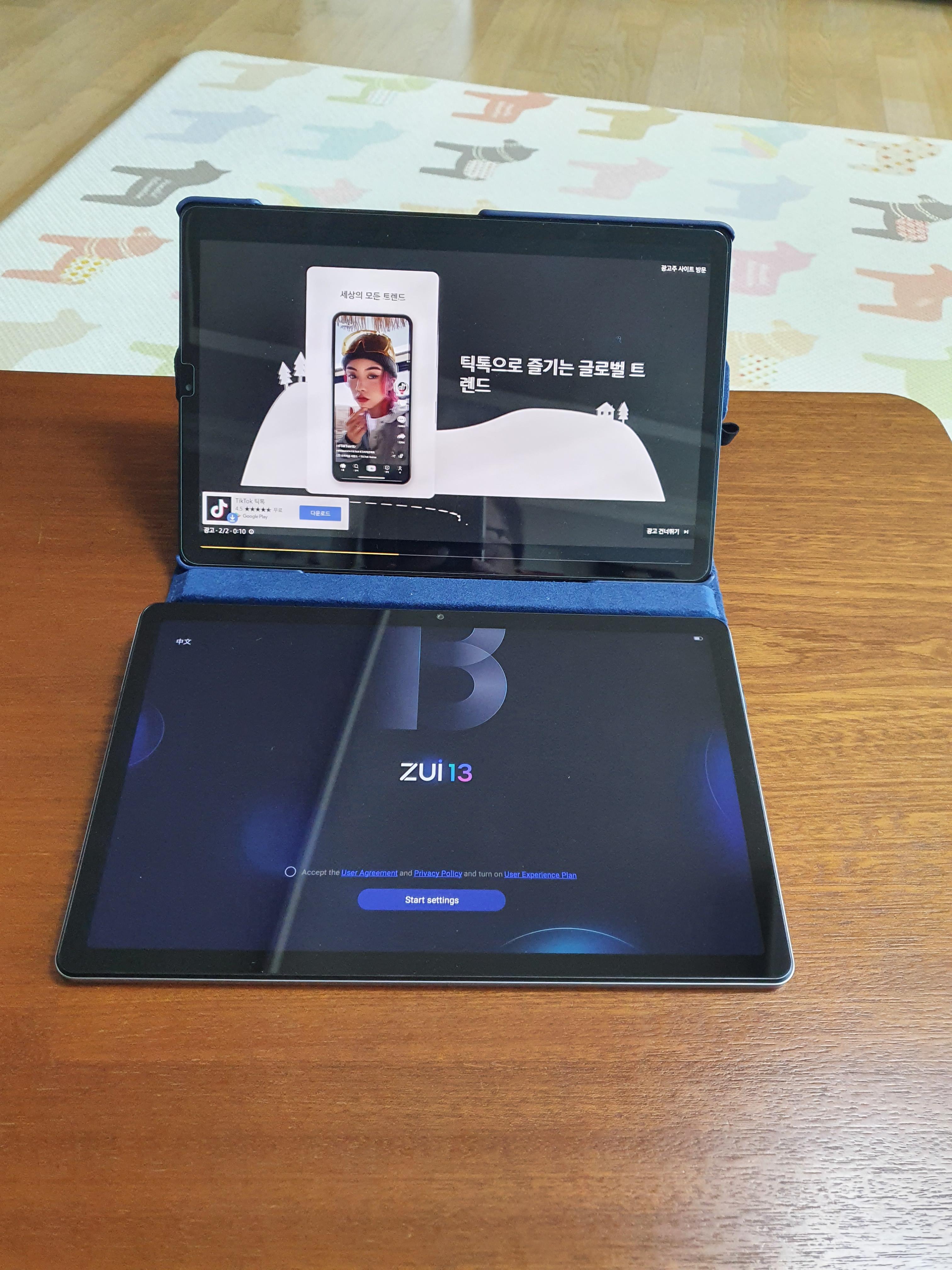 레노버 P12 탭과 케이스에 끼워져 있는 갤탭S5E