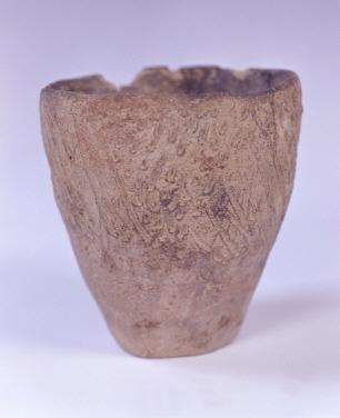 새김무늬 그릇(빗살무늬 토기)