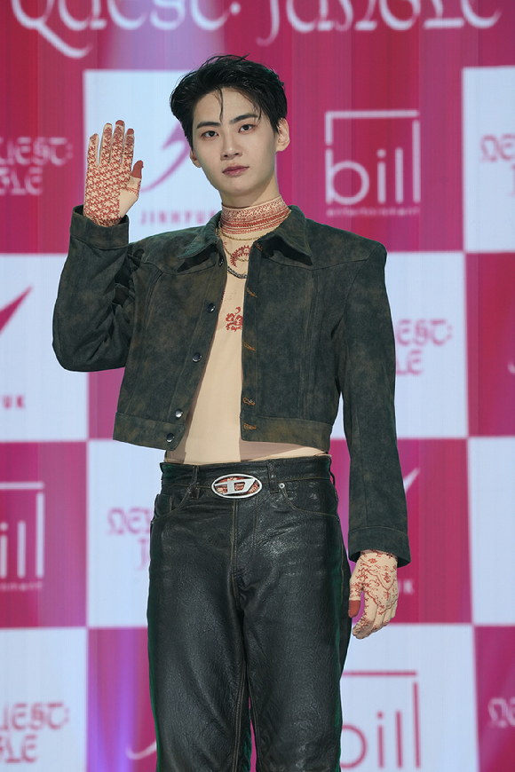 이진혁이 23일 오후 서울 강서구 등촌동 SBS공개홀에서 열린 여섯 번째 미니앨범 &#39;NEW QUEST: JUNGLE(뉴 퀘스트: 정글)&#39; 발매 기념 쇼케이스에서 포토타임을 갖고 있다. [사진=빌엔터테인먼트]