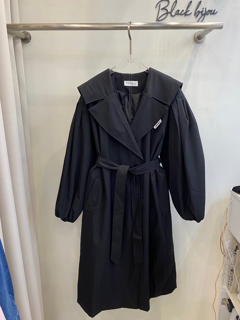 퍼프 디자인이 들어간 여성스러운 가을 유행 코트