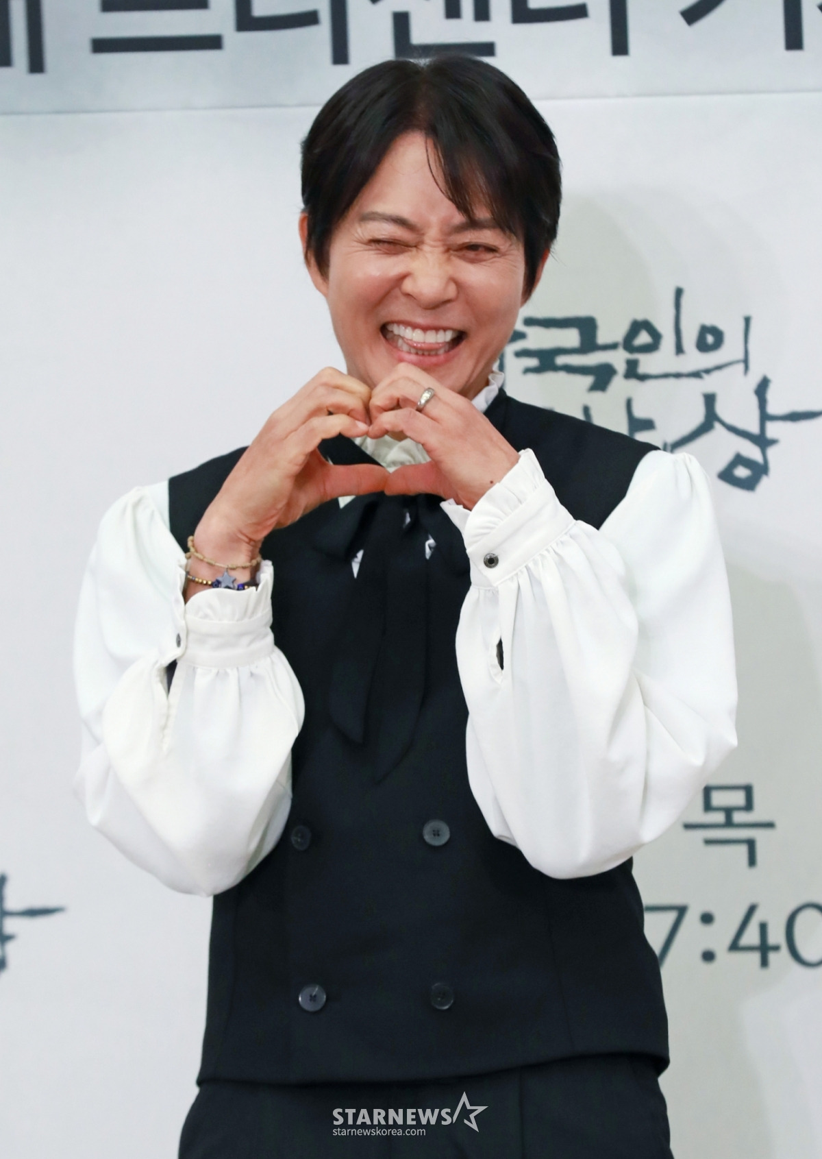 배우 최수종이 10일 오후 서울 여의도 KBS에서 진행된 '한국인의 밥상' 700회 및 새 프리젠터 기자간담회에 참석해 포즈를 취하고 있다. '한국인의 밥상'은 2011년 첫 방송 후 14년 3개월간 전국 방방곡곡의 한 끼 식사를 통해 한국인의 삶과 문화를 담아온 푸드멘터리 프로그램이다. /2025.04.10 /사진=이동훈 photoguy@