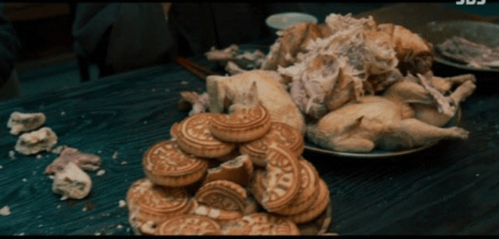 테이블위에 중국정통과자인 월병이 수북히 쌓여있다