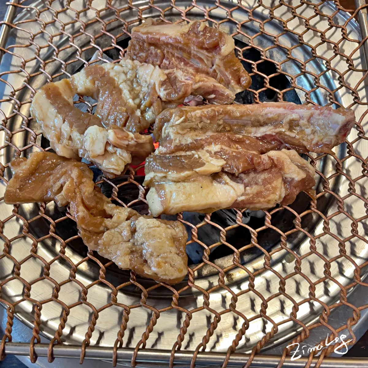돼지본갈비를 숯불에 올려 굽는 모습