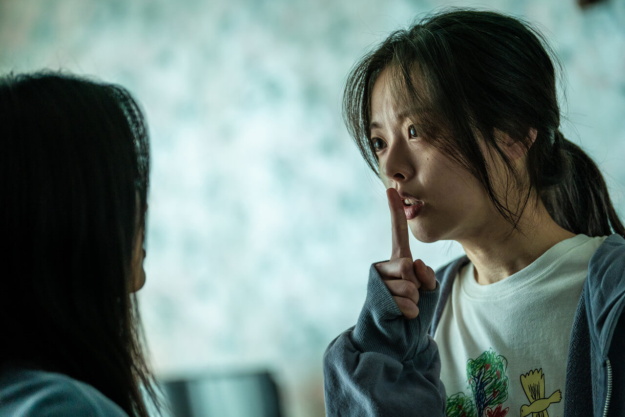 주희가 입에 검지 손가락을 올리며 주영에게 조용히 하라고 이야기하는 모습