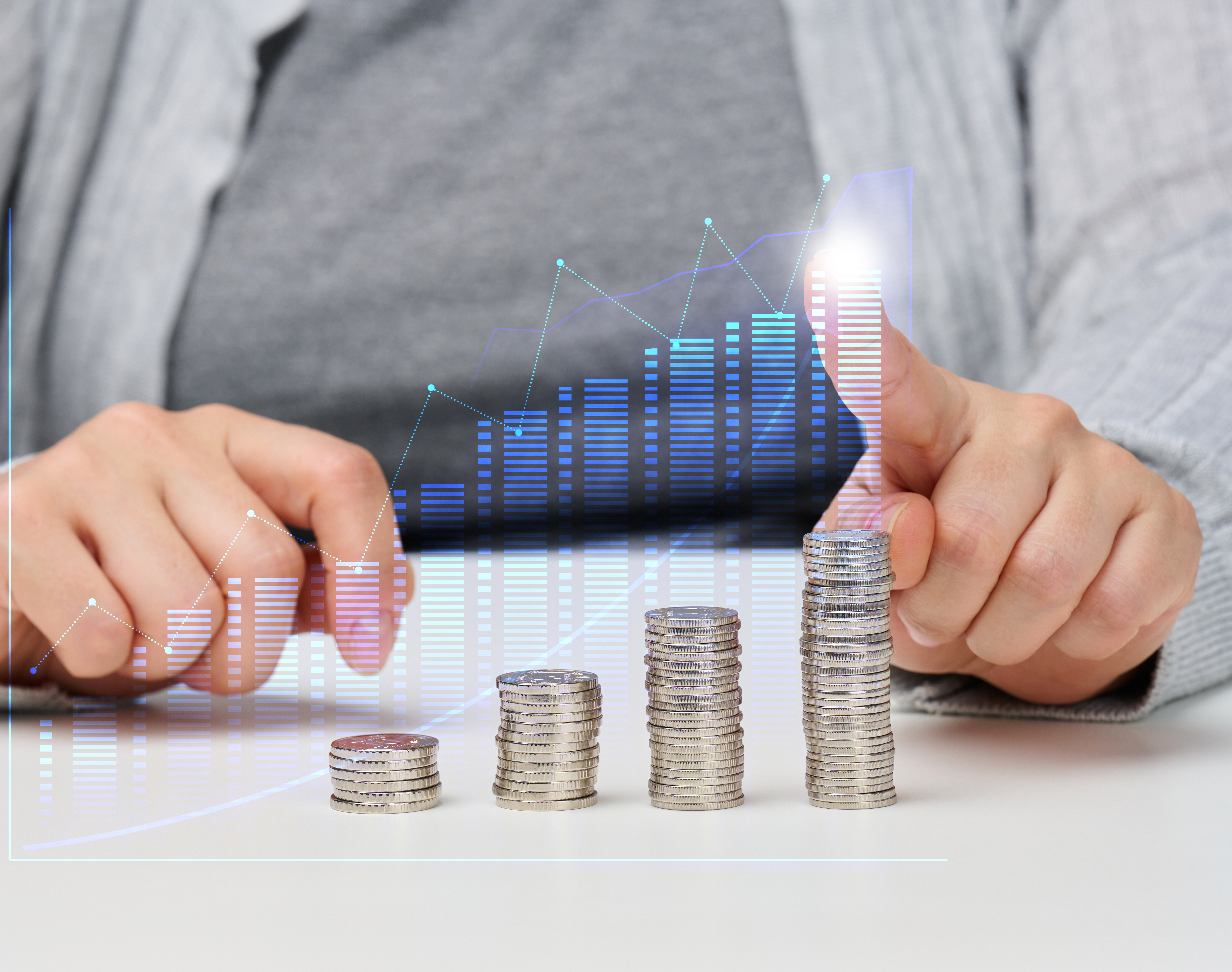 개인연금 ETF 투자를 통한 장기 자산 성장과 절세 효과를 상징하는 이미지, 동전과 그래프