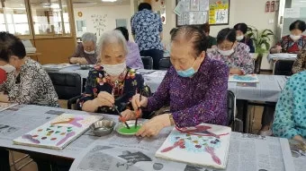 노인을 위한 미술치료 방법과 감정 회복 효과 정리_18