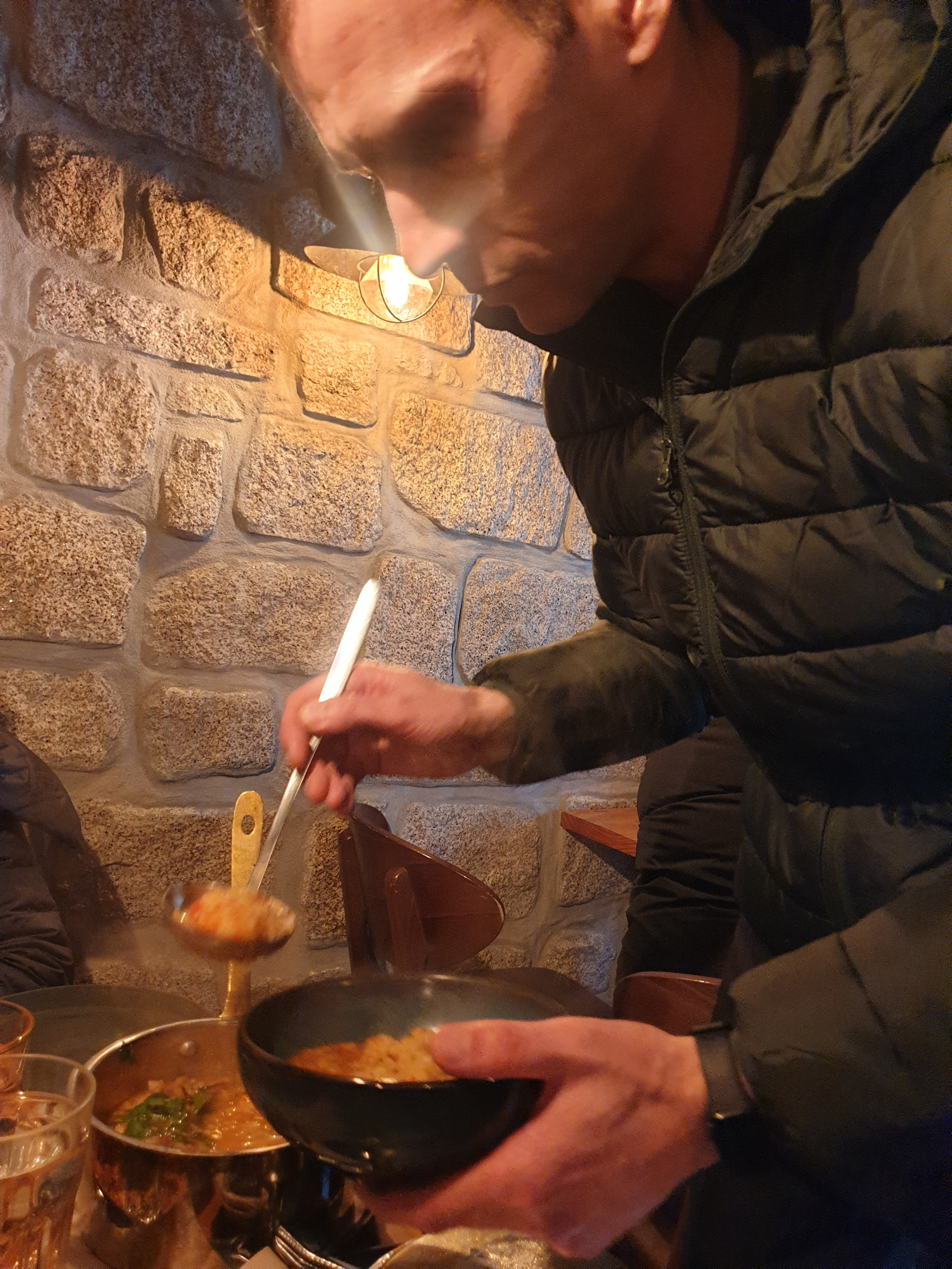 포르투 식당에서 해물밥을 주문하니 직원분이 각각 덜어줌.