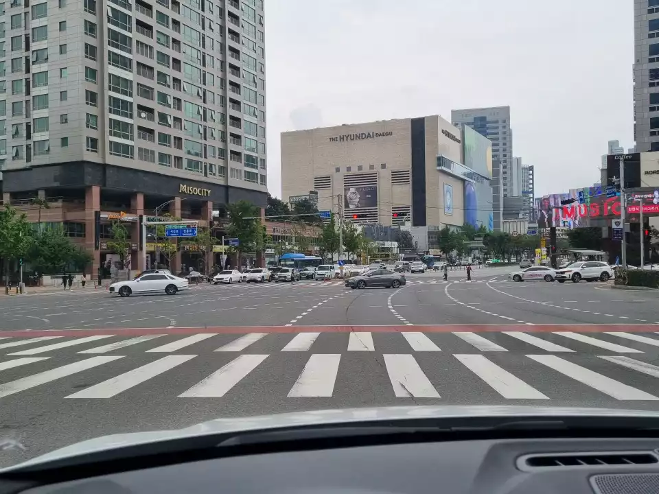 폴스타 2 듀얼 모터를 경험하기엔 시승 코스가 너무 짧고 한정적이었습니다.