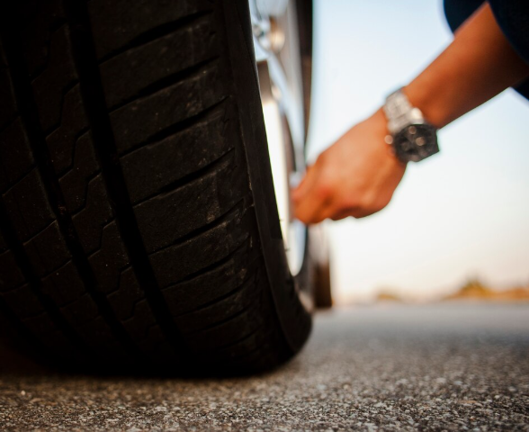 타이어 공기압 넣는 곳