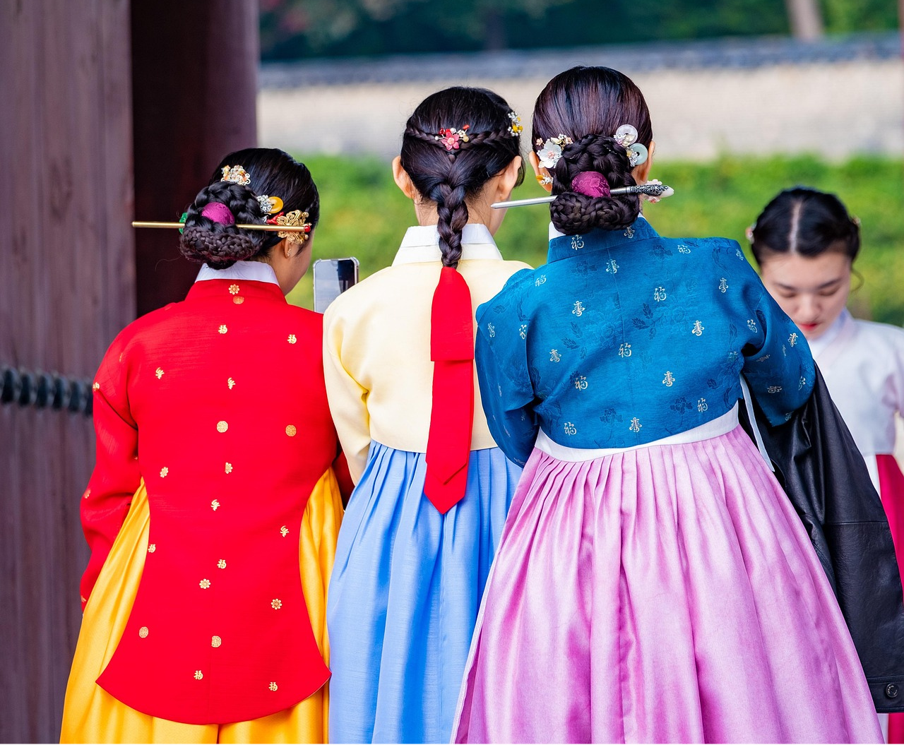 한국인의 한복, 한복입고 걸어가는 사진