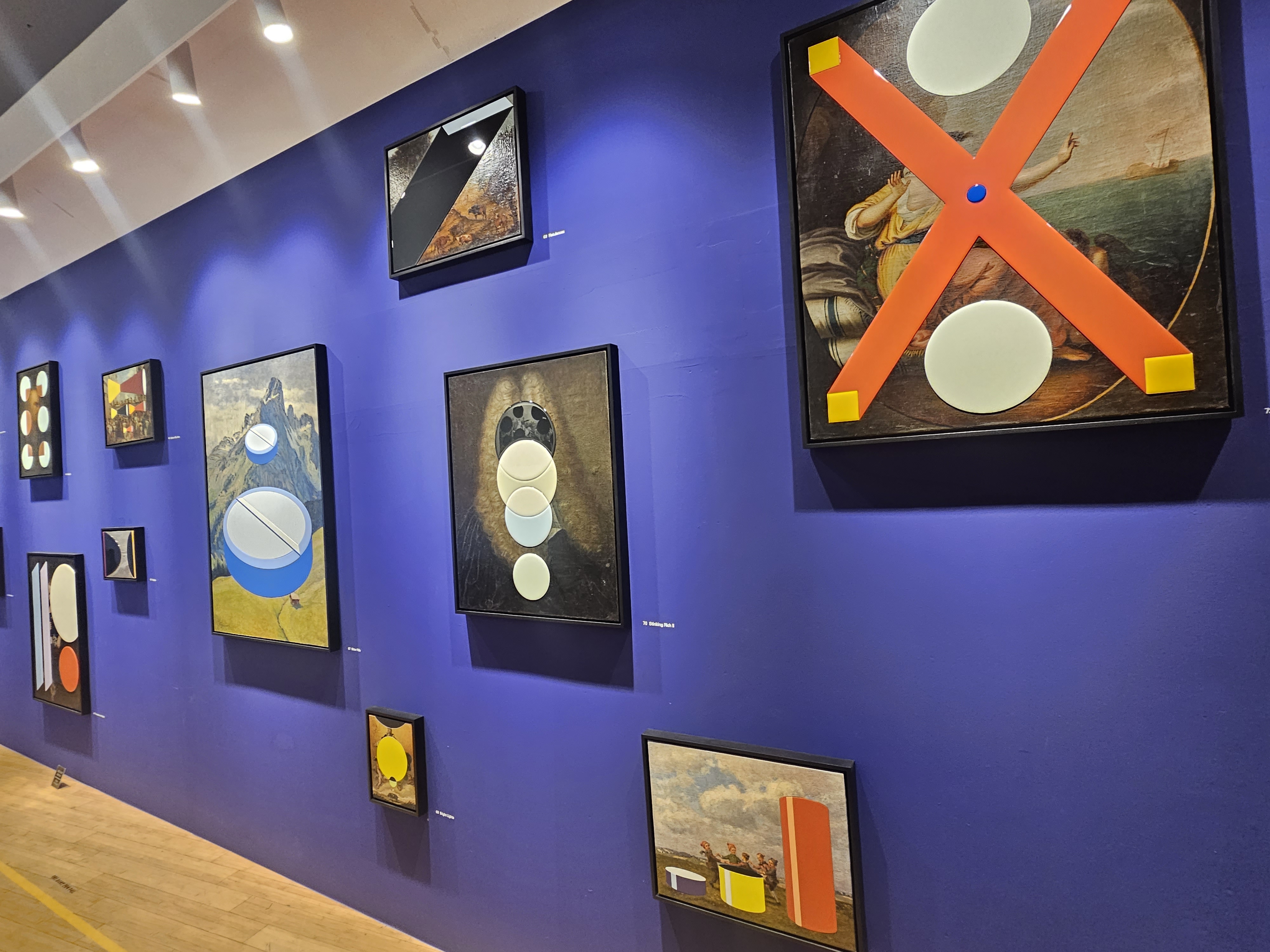 미술작품 위에 그려진 데이터들