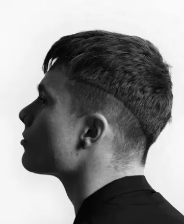 머리숱이 많아 보이는 남자