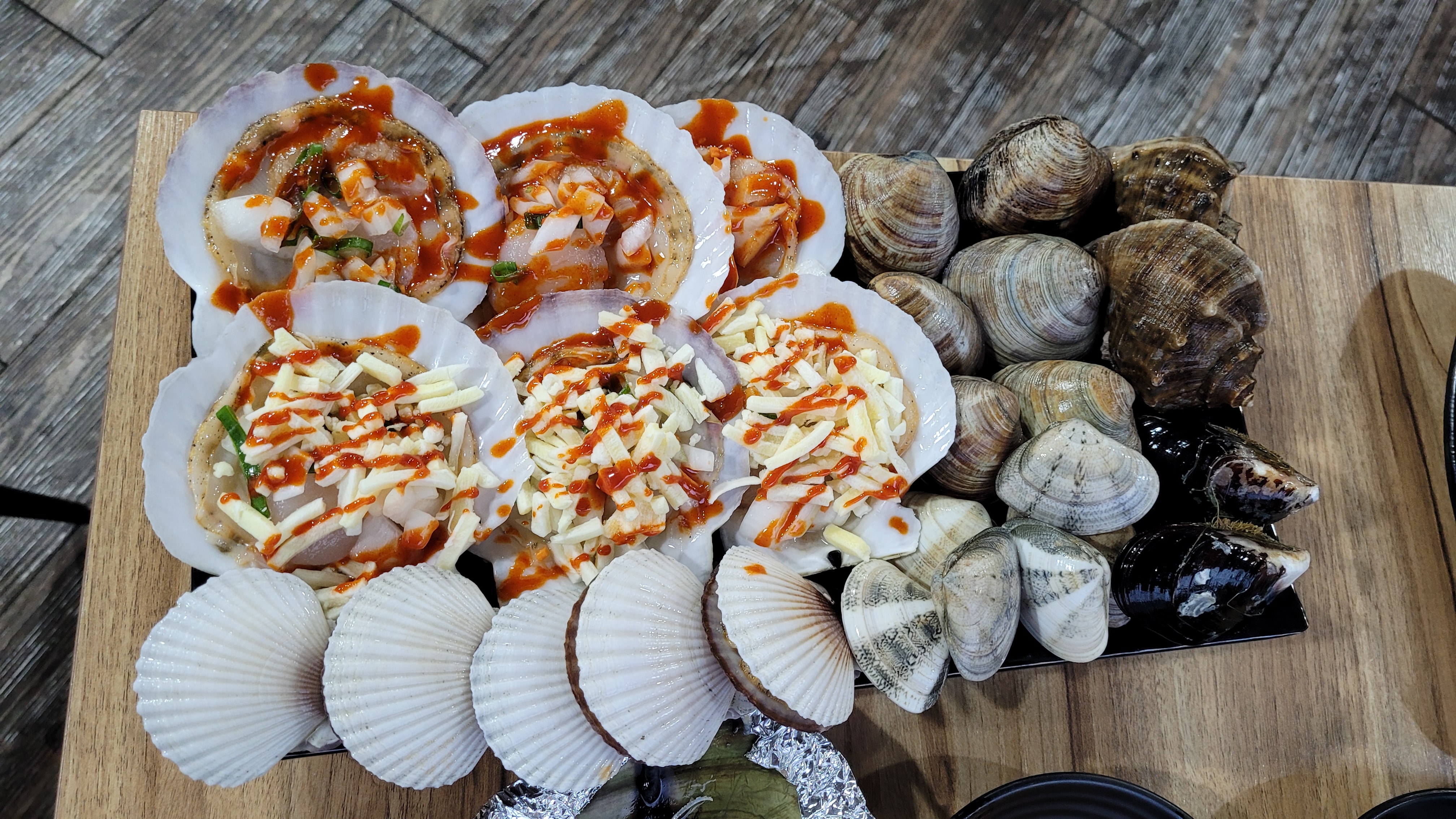 다양한 조개들과 치즈가 올려진 조개들