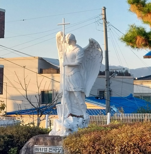 제천 남천동성당에 있는 성 미카엘 대천사 상입니다.